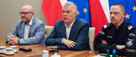 Minister Tomasz Siemoniak, po prawej Komendant Główny Policji Marek Boroń, po lewej wiceminister Maciej Duszczyk. 