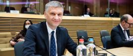 Minister rozwoju i technologii Piotr Nowak podczas posiedzenia Europejskiego Sojuszu na rzecz Baterii (EBA) w Brukseli, minister siedzi przy stole obrad