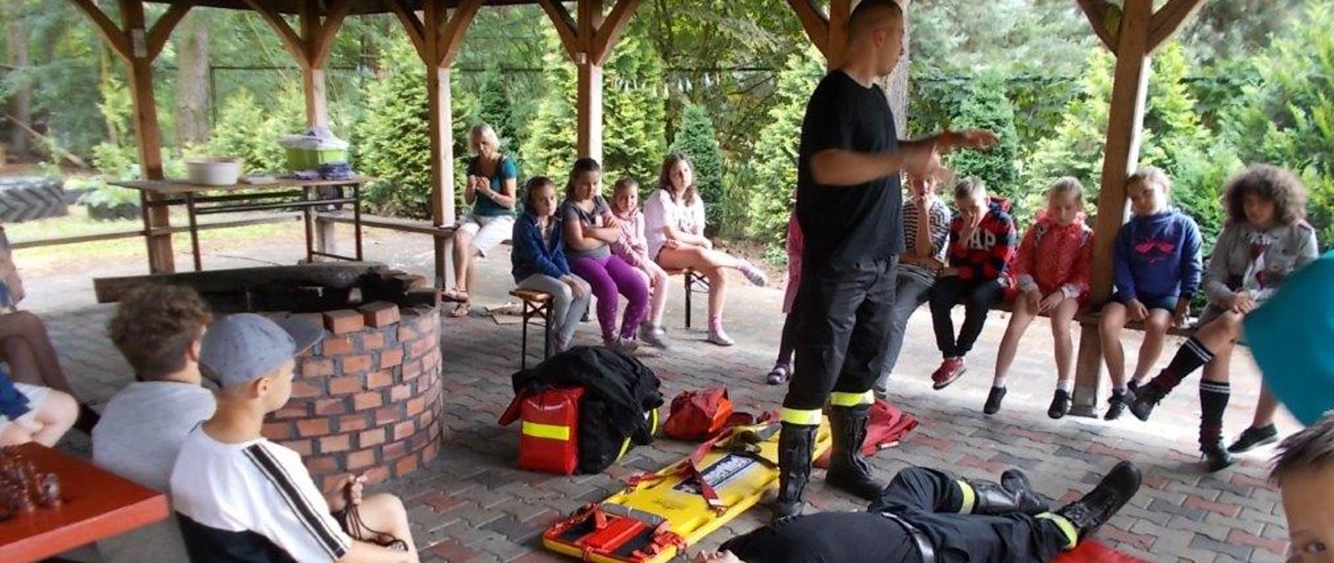 Zdjęcie przedstawia strażaków szkolących z pierwszej pomocy przedmedycznej