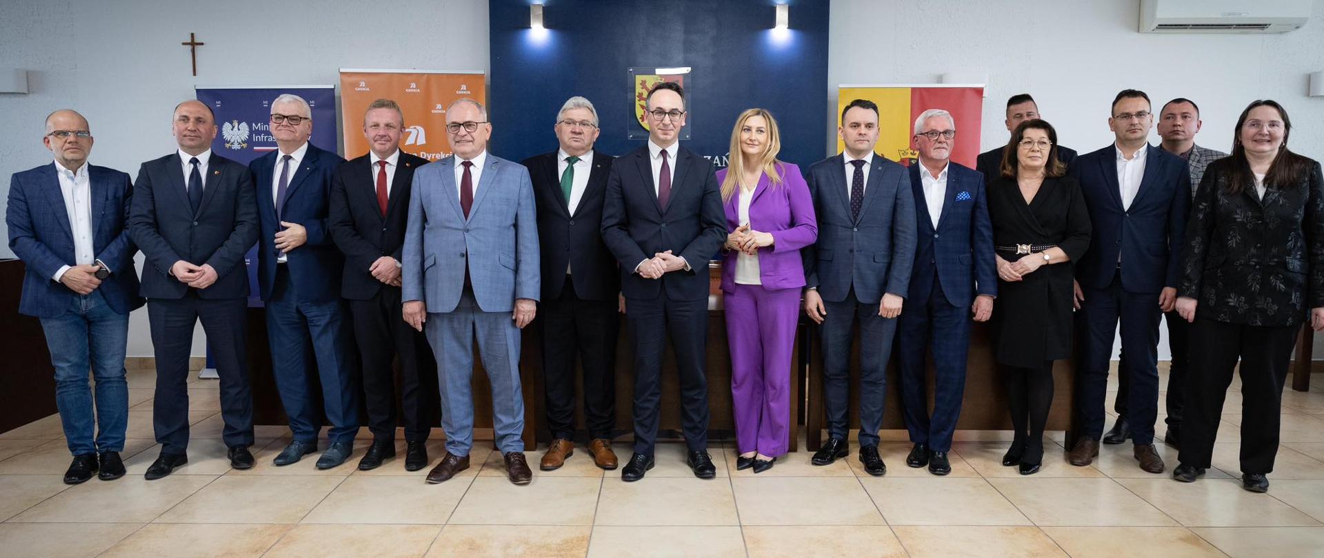 W Radomsku w obecności ministra Dariusza Klimczaka, Generalna Dyrekcja Dróg Krajowych i Autostrad podpisała umowę na przebudowę ul. Brzeźnickiej (DK42) oraz podsumowała otwarcie ofert w przetargu na projekt i budowę obwodnicy miasta.