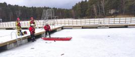 Ćwiczenia z zakresu ratownictwa lodowego na zbiorniku wodnym Golejów.