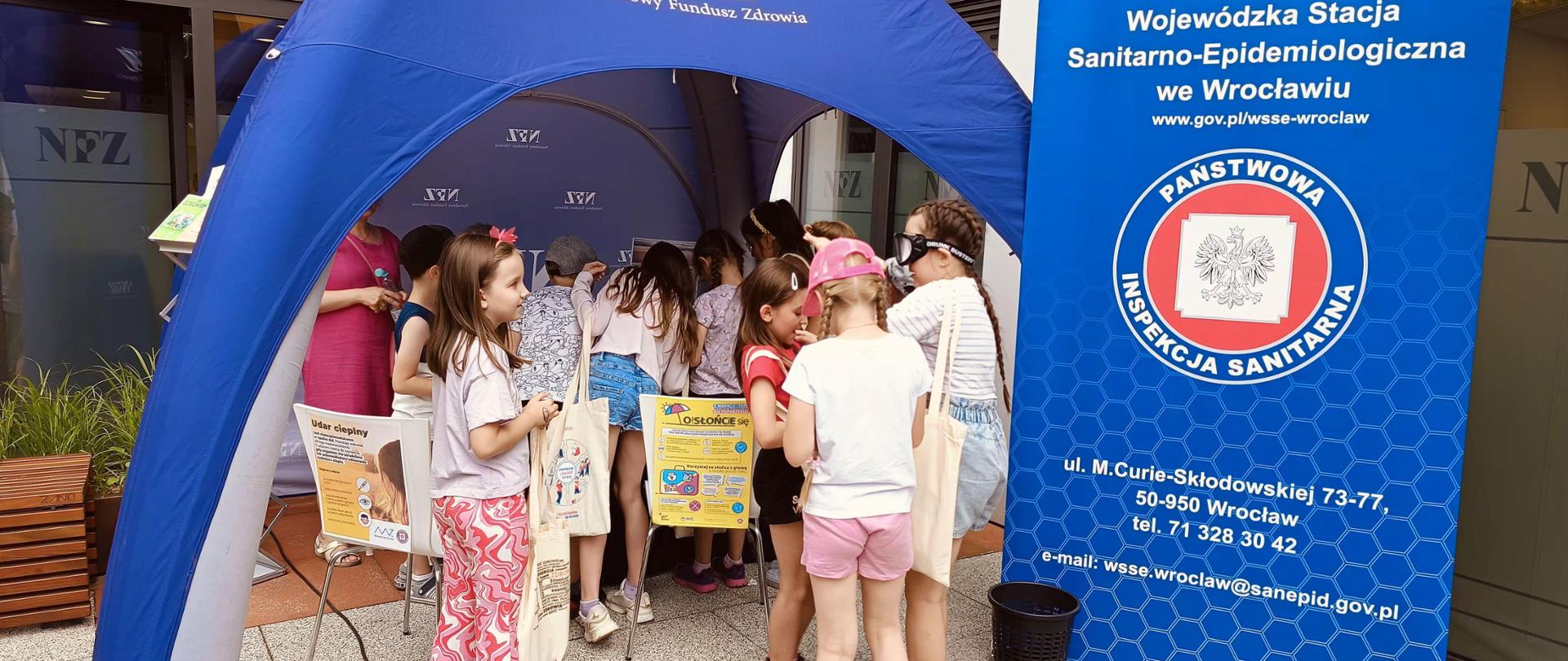 Dzieci przy stoisku promocyjnym