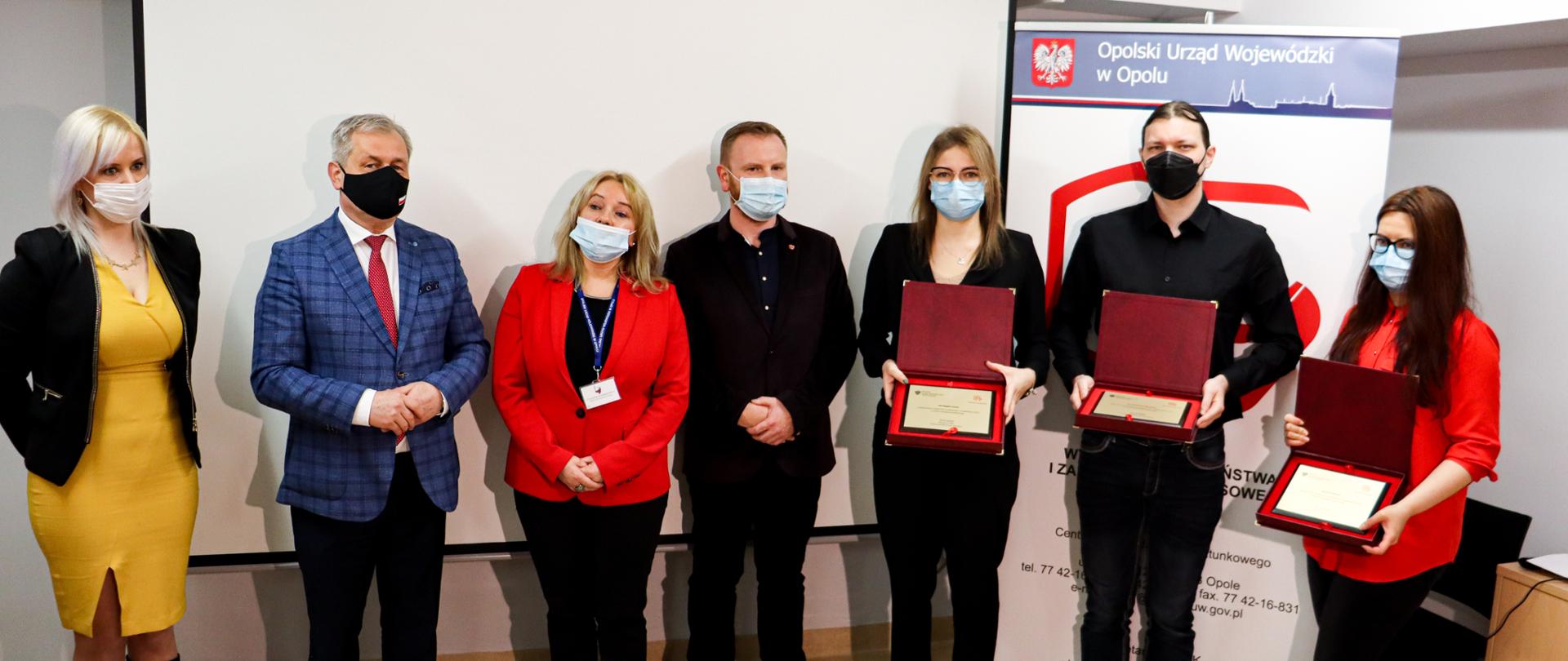 Operatorzy numeru alarmowego 112 z wojewodą opolskim