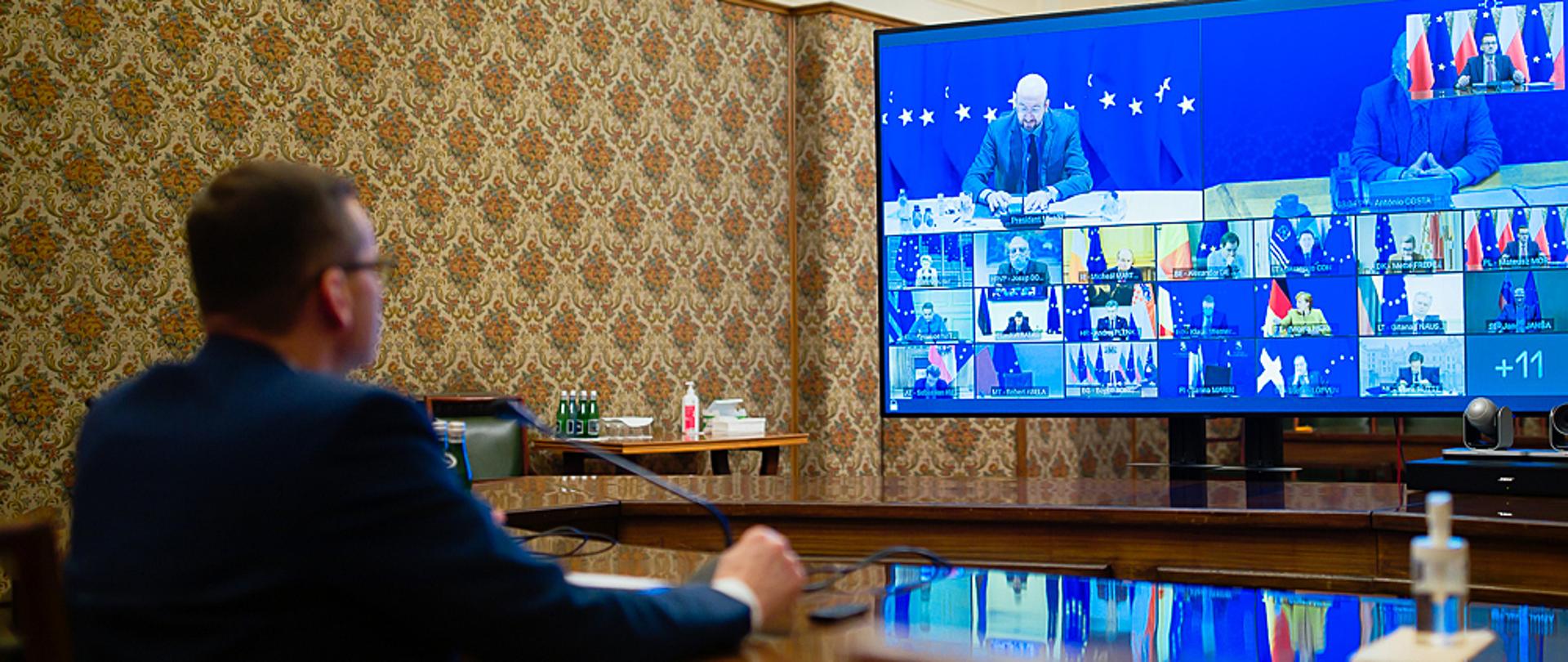 Widok zza premiera na trwającą wideokonferencję.