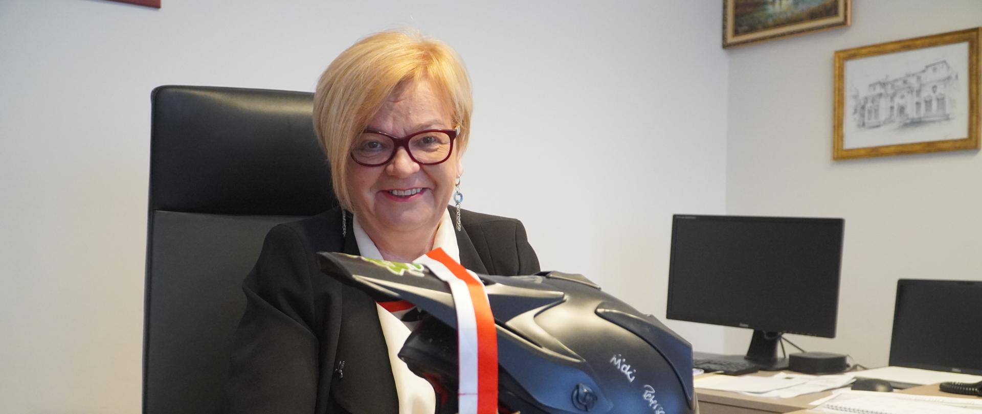 Wojewoda podkarpacki Teresa Kubas-Hul trzymająca kask, który przekazuje na finał Wielkiej Orkiestry Świątecznej Pomocy