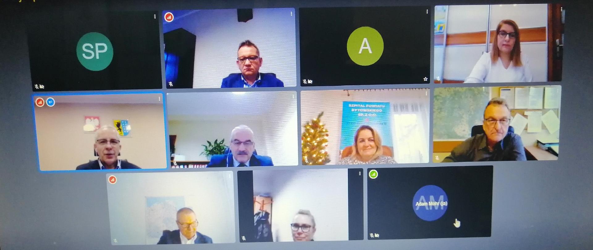 Zdjęcia przedstawia wideokonferencję. na zdjęciu w formie kafelkowej przedstawione są osoby uczestniczące w wideokonferencji .