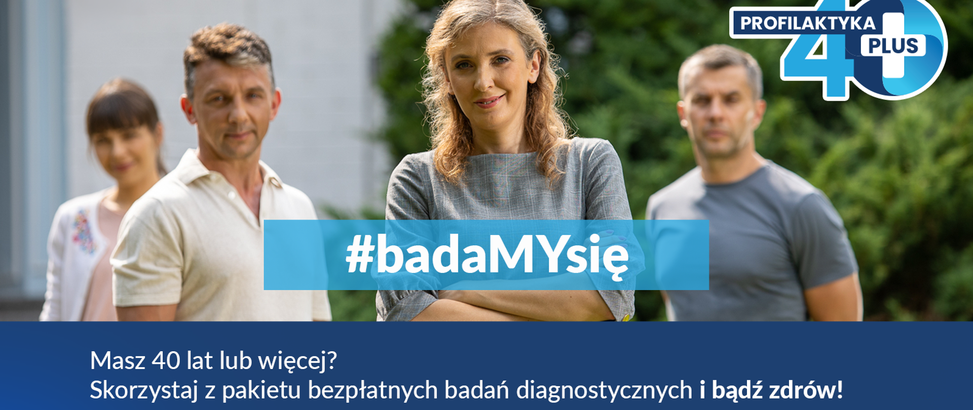 Baner przedstawiający ludzi powyżej 40 lat zachęcających do skorzystania z programu profilaktyka 40 plus oraz hasztagiem #badaMYsię