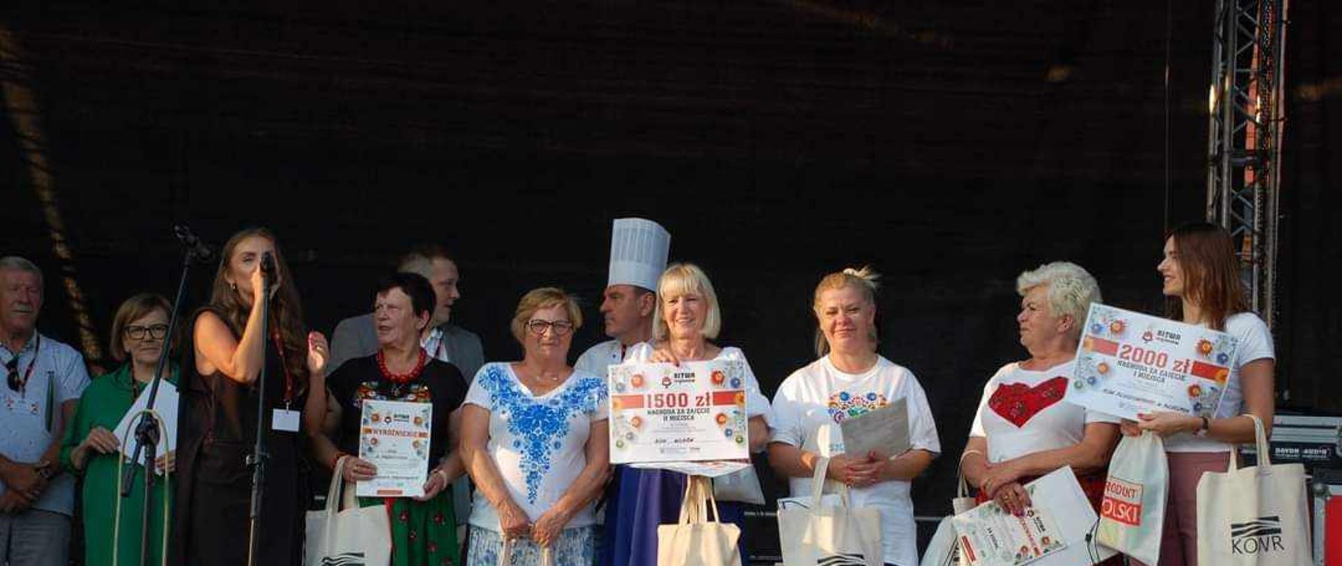 Zwycięskie koła gospodyń na scenie