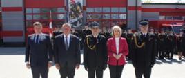 Na zdjęciu posłowie oraz strażacy