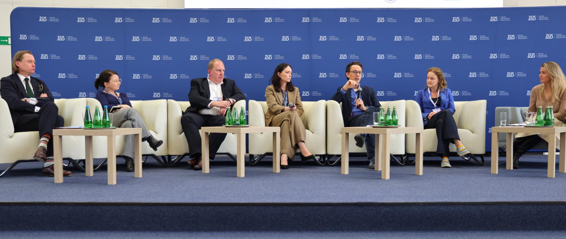 Na zdjęciu widać kobiety i mężczyzn