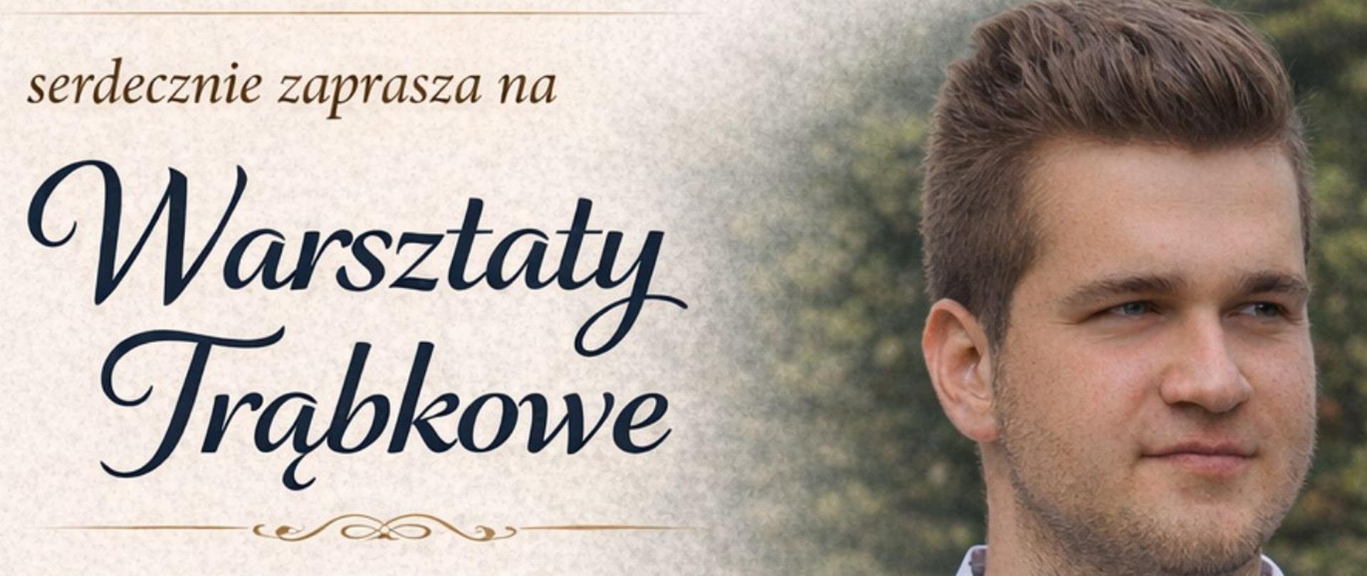 Plakat w orientacji pionowej, utrzymany w eleganckiej, klasycznej stylistyce. Dominują kolory: beż, złoto, brąz oraz granat. Tło ma strukturę przypominającą papier lub delikatną fakturę pergaminu, z łagodnym przejściem tonalnym – jaśniejsze po lewej stronie, ciemniejsze i bardziej fotograficzne po prawej.
Po prawej stronie plakatu znajduje się duże zdjęcie młodego mężczyzny o jasnej cerze, krótkich brązowych włosach i lekkim zarostcie. Ubrany jest w jasną, białą koszulę w drobny wzór. Trzyma w rękach trąbkę (instrument w kolorze złotym), opierając ją o ciało. Patrzy lekko w bok (w prawo), z neutralnym, spokojnym wyrazem twarzy. Tło za nim jest rozmyte, zielone – sugerujące plener lub park.
W górnej części plakatu, po lewej stronie, znajduje się tekst:
„Państwowa Szkoła Muzyczna I st.
im. Z. Noskowskiego”
Zapisany elegancką czcionką w kolorze granatowym.
Poniżej mniejszym tekstem:
„serdecznie zaprasza na”
Pod nim znajduje się główny tytuł:
„Warsztaty Trąbkowe”
Zapisany dużą, ozdobną, kaligraficzną czcionką w kolorze granatowym, z eleganckimi zawijasami. Nad i pod tytułem znajdują się subtelne, dekoracyjne ornamenty w kolorze złotym.
Niżej znajduje się informacja o prowadzącym:
„Warsztaty poprowadzi
wykładowca Akademii
Muzycznej w Krakowie
oraz trębacz NOSPR w Katowicach”
Tekst w kolorze granatowym, wyrównany do lewej.
Pod tym, większym i bardziej ozdobnym pismem, zapisano nazwisko:
„Wojciech Kaszuba”
Czcionka kaligraficzna, w kolorze złoto-brązowym.
Niżej podano szczegóły wydarzenia:
„15 kwietnia 2026 r.
godz. 14:00
AULA PSM
Krzeszowice, ul. Ogrodowa 7”
Tekst w kolorze granatowym, czytelny, klasyczny.
W górnym prawym rogu znajduje się logo szkoły – stylizowany zapis nuty i klawiatury w kolorze czarnym, z podpisem:
„Państwowa Szkoła Muzyczna I stopnia
im. Zygmunta Noskowskiego
w Krzeszowicach”
W dolnej części plakatu widoczna jest dekoracyjna grafika: złota pięciolinia z nutami, biegnąca falująco przez całą szerokość. Po lewej stronie tej sekcji znajduje się mała ilustracja trąbki w kolorze złotym.
Dół plakatu ma bardziej nasycony, złoto-brązowy gradient, przechodzący w ciemniejszy odcień, co podkreśla elegancki charakter projektu.