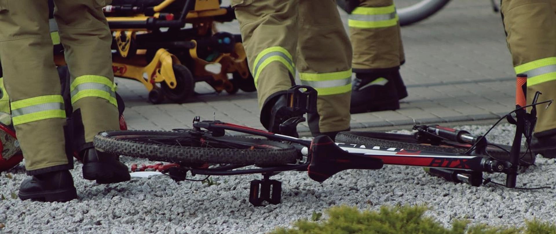 Kamienie, strażacy, rower, krzew