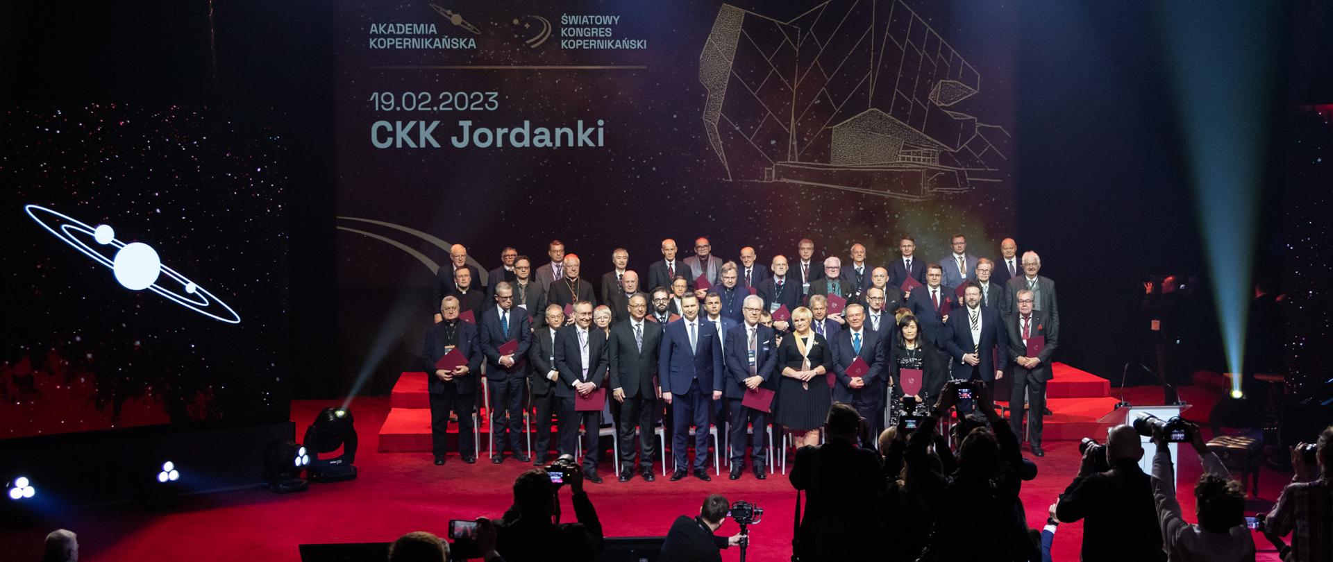 
Grapa ludzi w sali konferencyjnej
