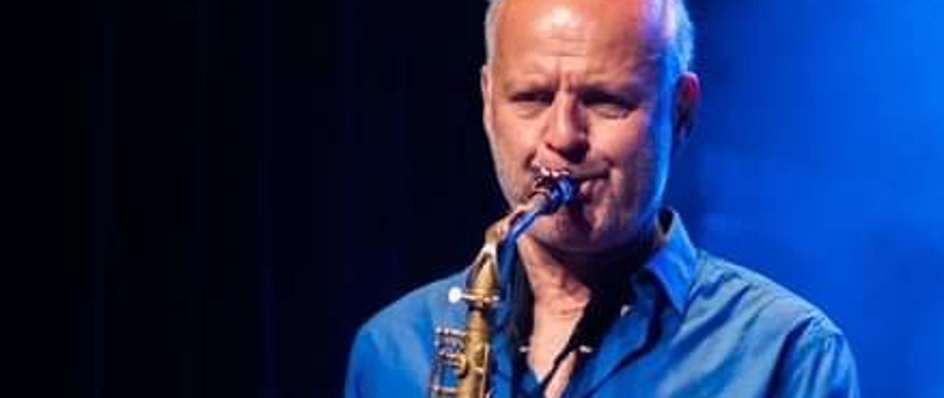 prof. dr hab. Ryszard Krawczuk - big band - saksofonista jazzowy, kompozytor, wykładowca w Katedrze Jazzu Akademii Muzycznej im. Krzysztofa Pendereckiego w Krakowie oraz w Krakowskiej Szkole Jazzu i Muzyki Rozrywkowej. Absolwent Wydziału Jazzu Akademii Muzycznej w Katowicach. 