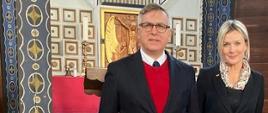 Ambasador Krzysztof Olendzki i Joanna Olendzka podczas uroczystosci upamiętniających polskich żołnierzy w kościele św. Ducha w Javorcy