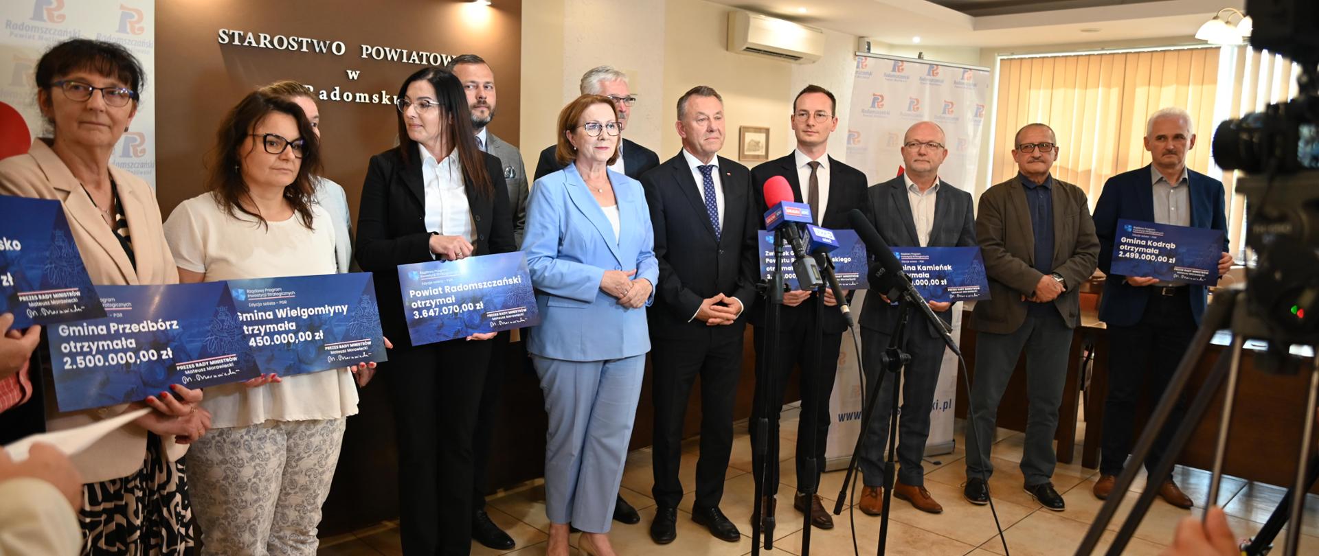 Zdjęcie wspólne zgromadzonych na wydarzeniu 