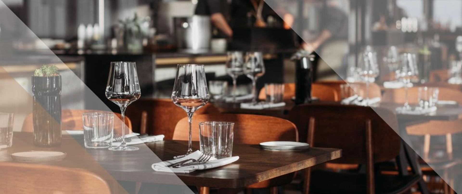  nowoczesne wnętrze restauracji z drewnianymi krzesłami i eleganckim nakryciem stołu.