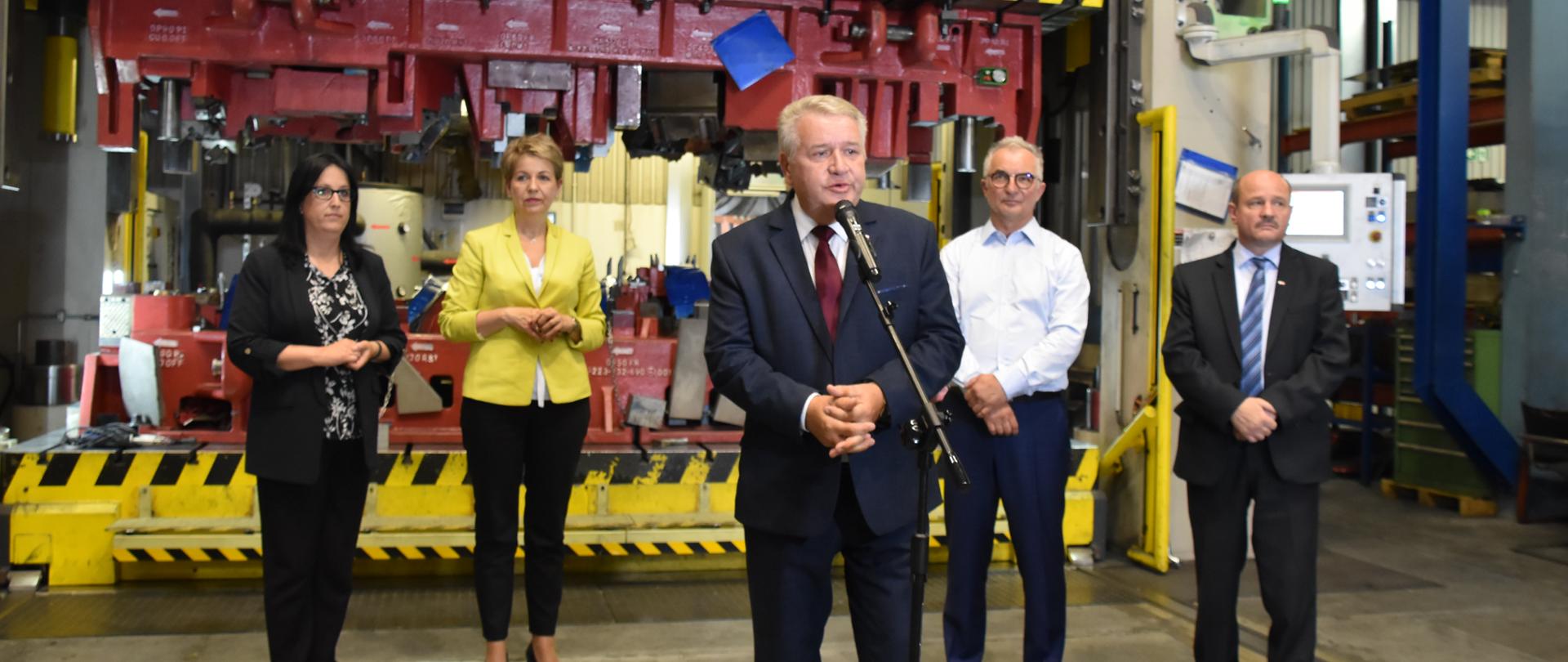 Briefing prasowy dotyczący aktualnej sytuacji realizacji Tarczy Antykryzysowej oraz na rynku pracy z udziałem Anity Czerwińskiej Poseł na Sejm RP, Aliny Nowak Wiceminister Rodziny, Pracy i Polityki Społecznej, Sylwestra Dąbrowskiego Wicewojewody Mazowieckiego, Roberta Dudy Wiceprzewodniczącego Rady Powiatu Warszawskiego Zachodniego oraz Bogusława Kajdrysa - Prezesa CAD/CAM Solution