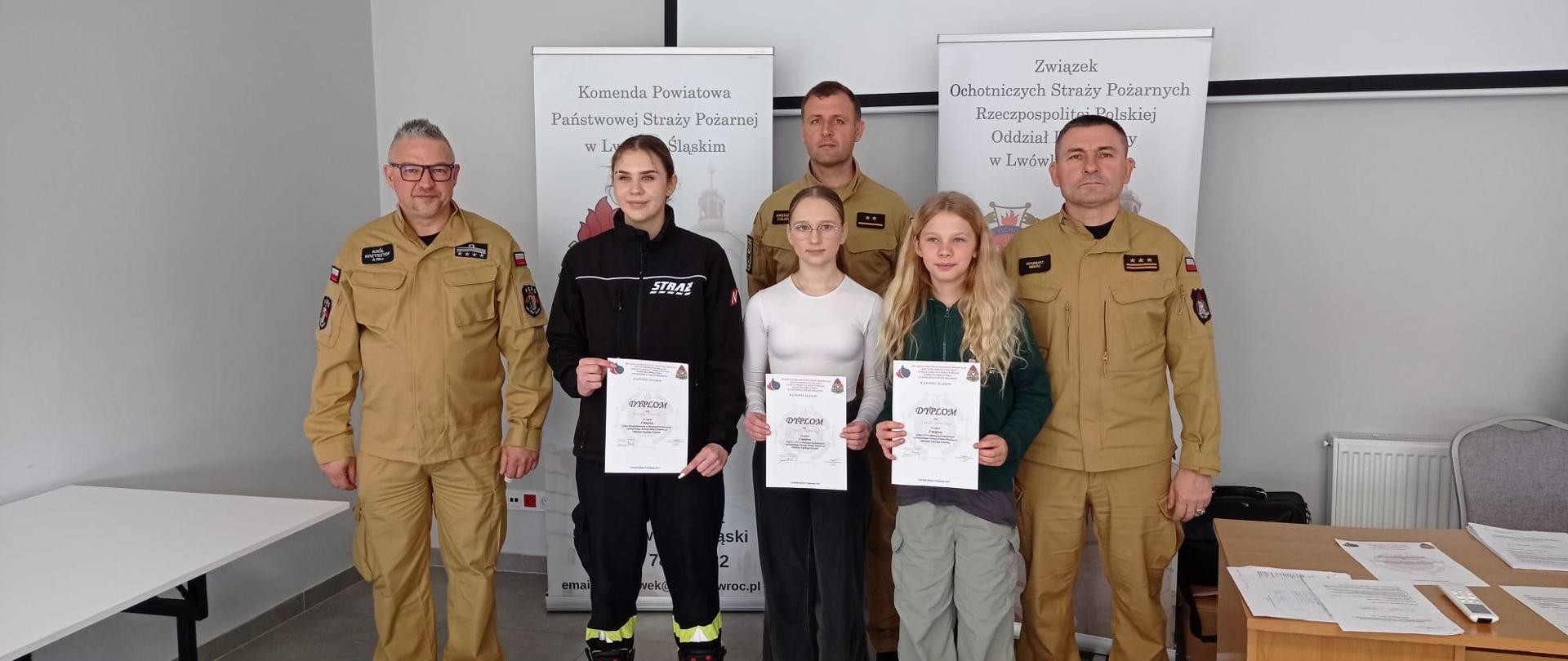 Komisja sędziowska wraz ze zwycięzcami turnieju wiedzy w poszczególnych grupach. 