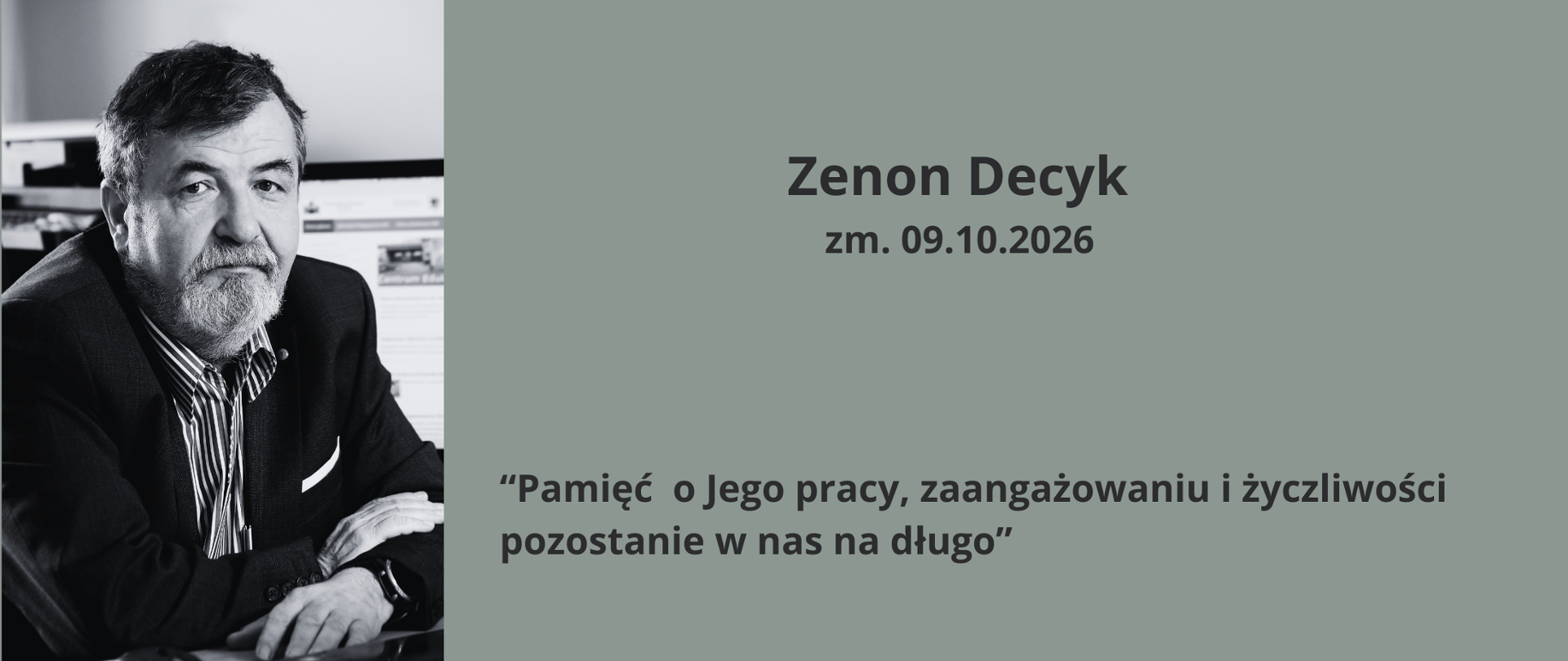 Grafika kondolencyjna. Po lewej stronie czarno-białe zdjęcie portretowe mężczyzny z brodą, siedzącego przy biurku. Po prawej stronie, na stonowanym szaro-zielonym tle, widnieje napis: „Zenon Decyk” oraz „zm. 09.10.2026”. Poniżej zamieszczono cytat: „Pamięć o Jego pracy, zaangażowaniu i życzliwości pozostanie w nas na długo”.
