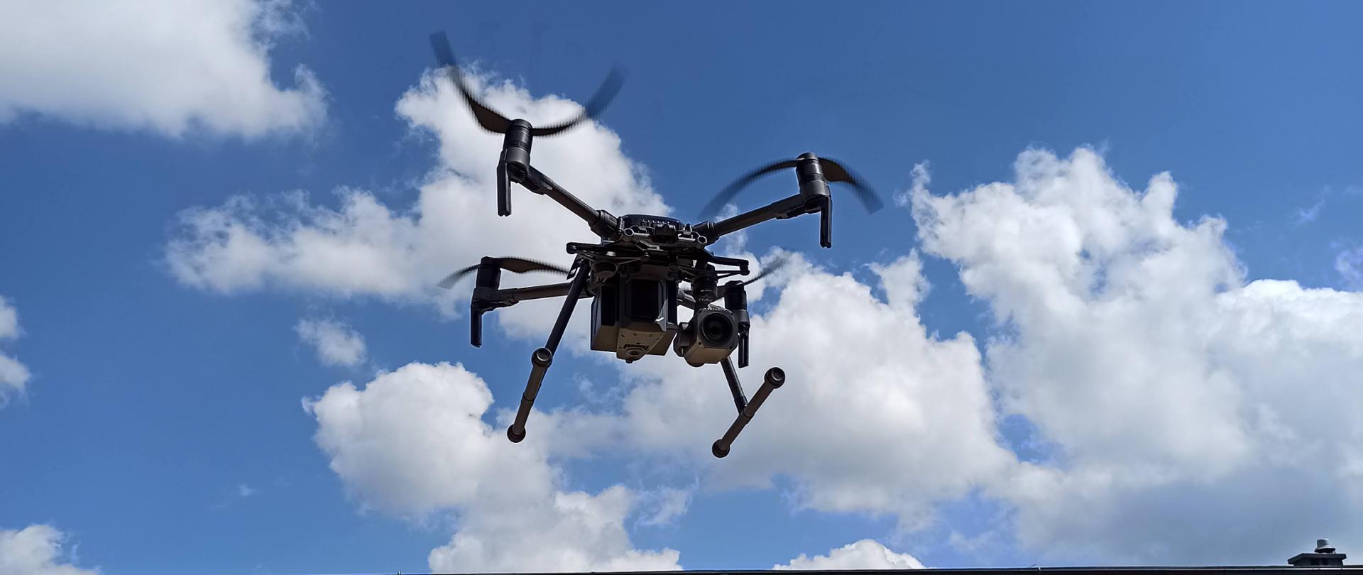 Dron w locie nad budynkiem