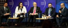 Na zdjęciu od prawej: prezydent Katowic Marcin Krupa, wiceminister funduszy i polityki regionalnej Małgorzata Jarosińska-Jedynak, wiceprezes zarządu Banku Pekao S.A., dyrektor wykonawczy United Nations Global Compact Network Poland Kamil Wyszkowski siedzący na fotelach w trakcie debaty. Przed uczestnikami stoją małe stoliki kawowe. W tle ścianka Europejskiego Kongresu Gospodarczego. 