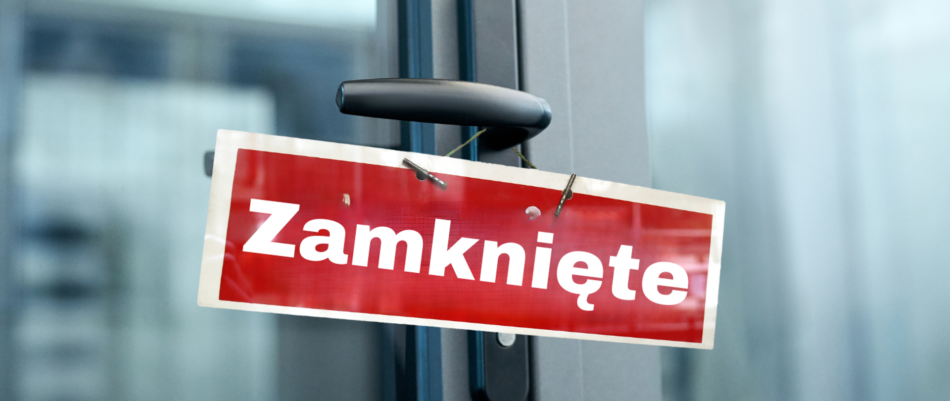 Czerwona tabliczka z napisem" Zamknięte" wisząca na klamce szklanych drzwi .