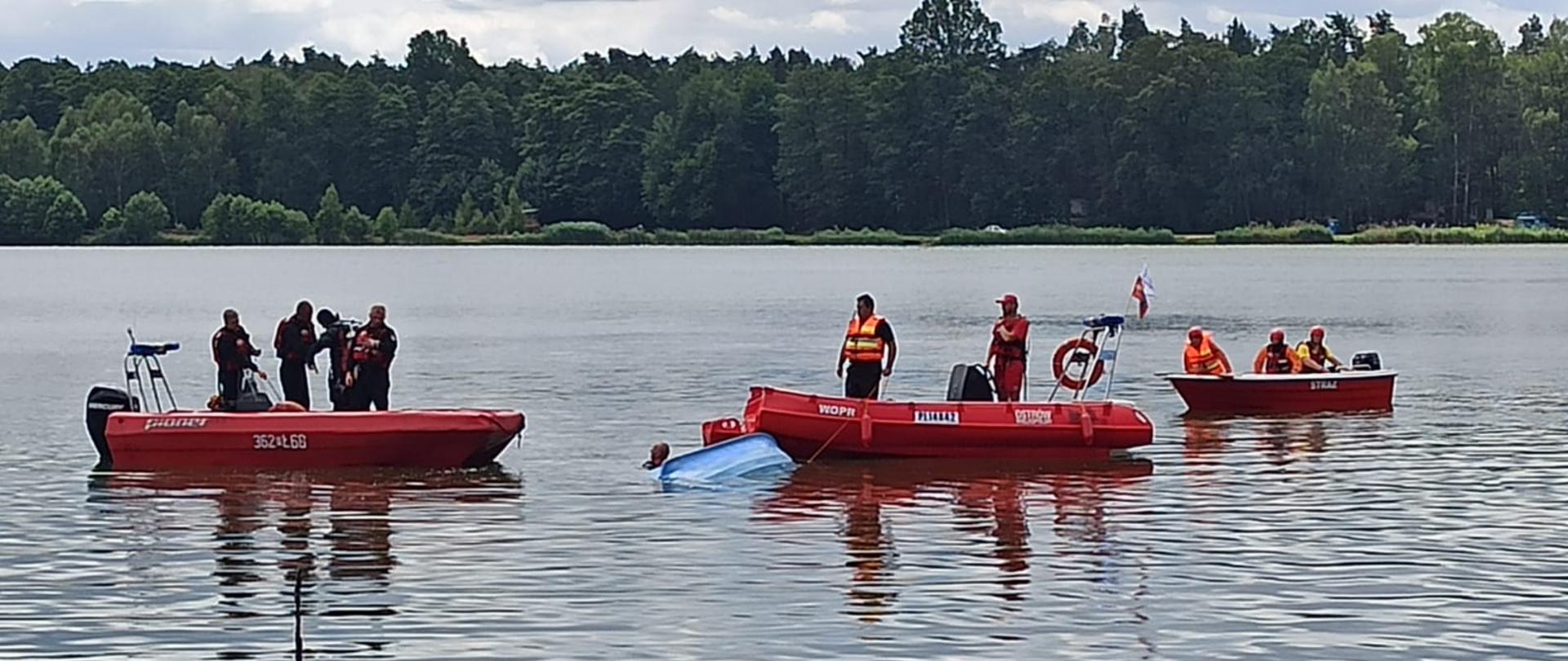Działania ratowników na akwenie z użyciem łodzi.