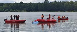 Działania ratowników na akwenie z użyciem łodzi.