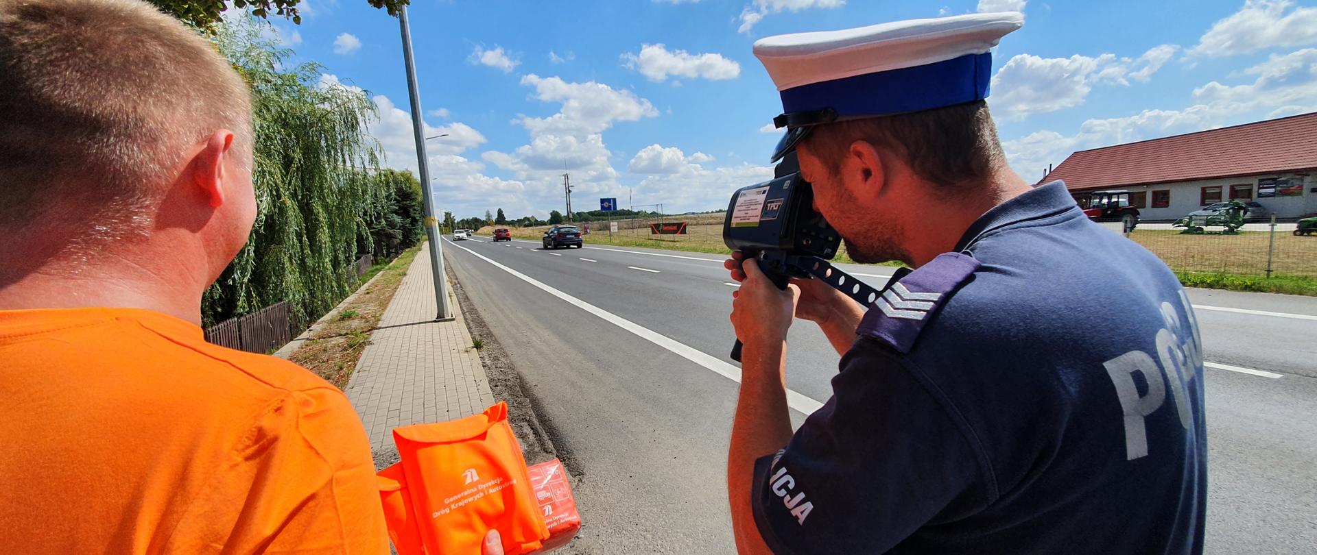 Na zdjęciu widać policjantów ze Zgorzelca oraz pracowników GDDKiA podczas akcji "Prędkość" na drodze krajowej nr 30