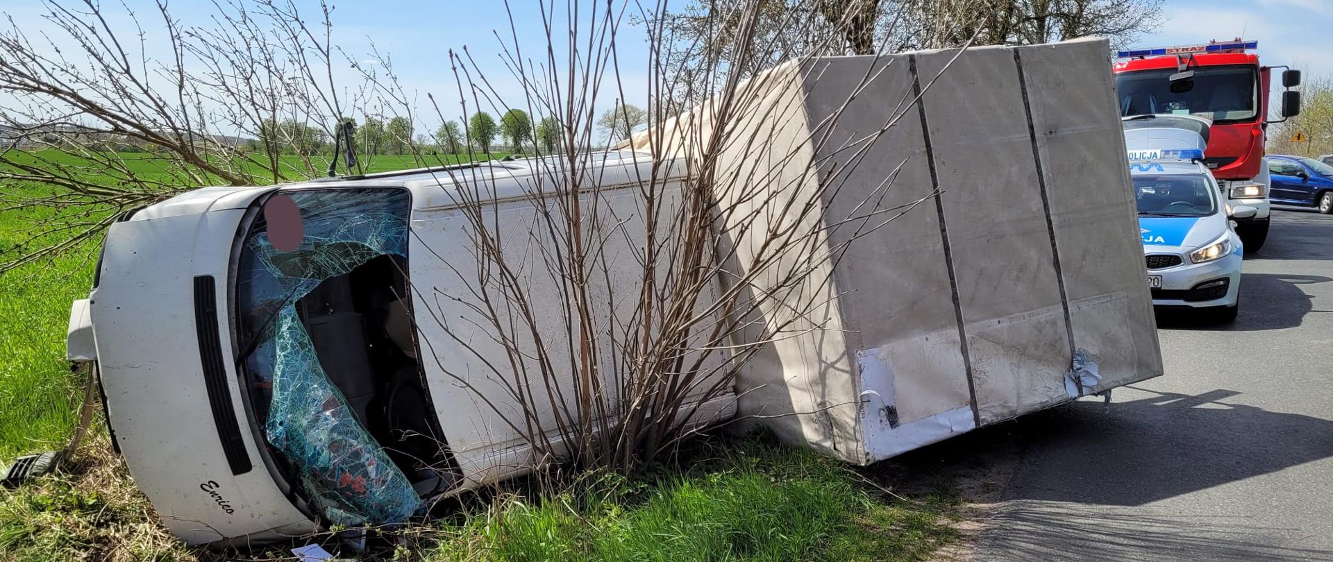 Na zdjęciu widać leżący na boku pojazd typu Bus dostawczy