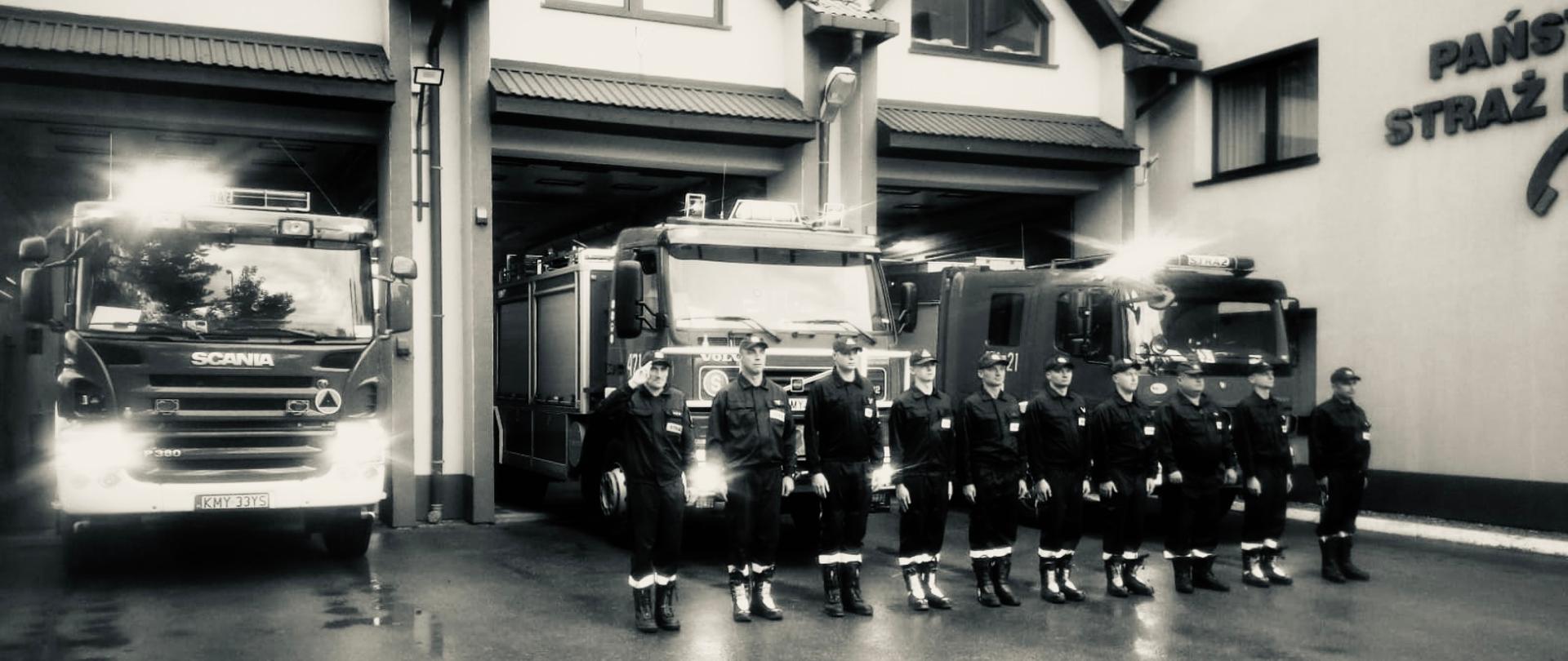 Małopolscy strażacy oddali hołd zmarłemu podczas pełnienia służby strażakowi 