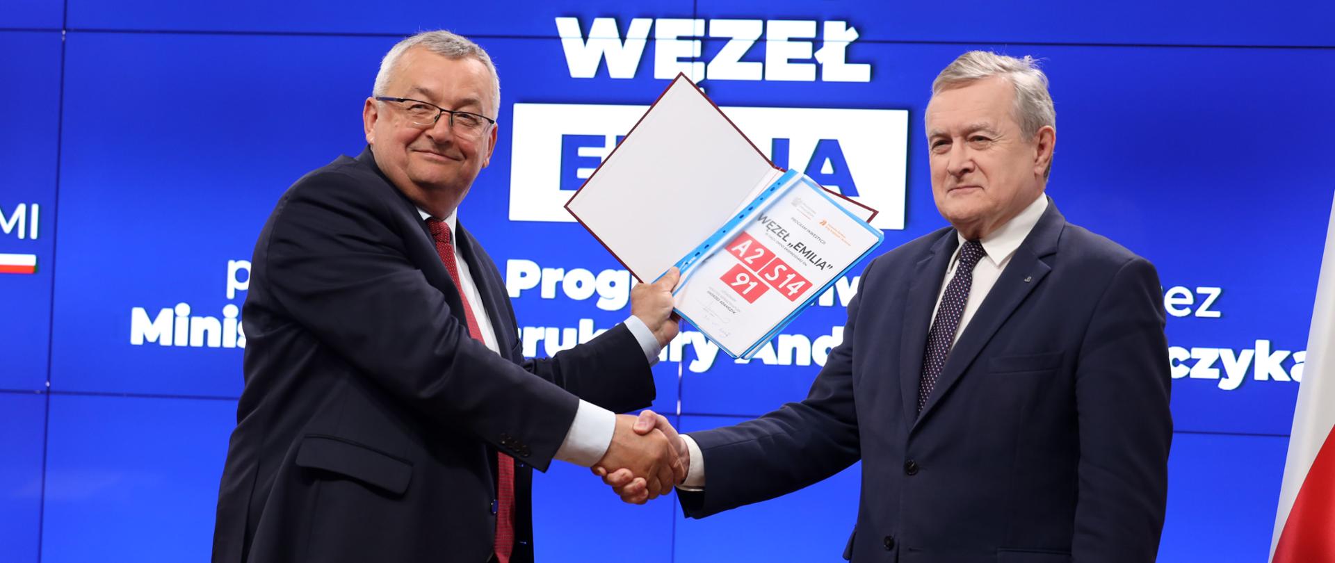 Minister infrastruktury Andrzej Adamczyk oraz wicepremier, minister kultury i dziedzictwa narodowego Piotr Gliński