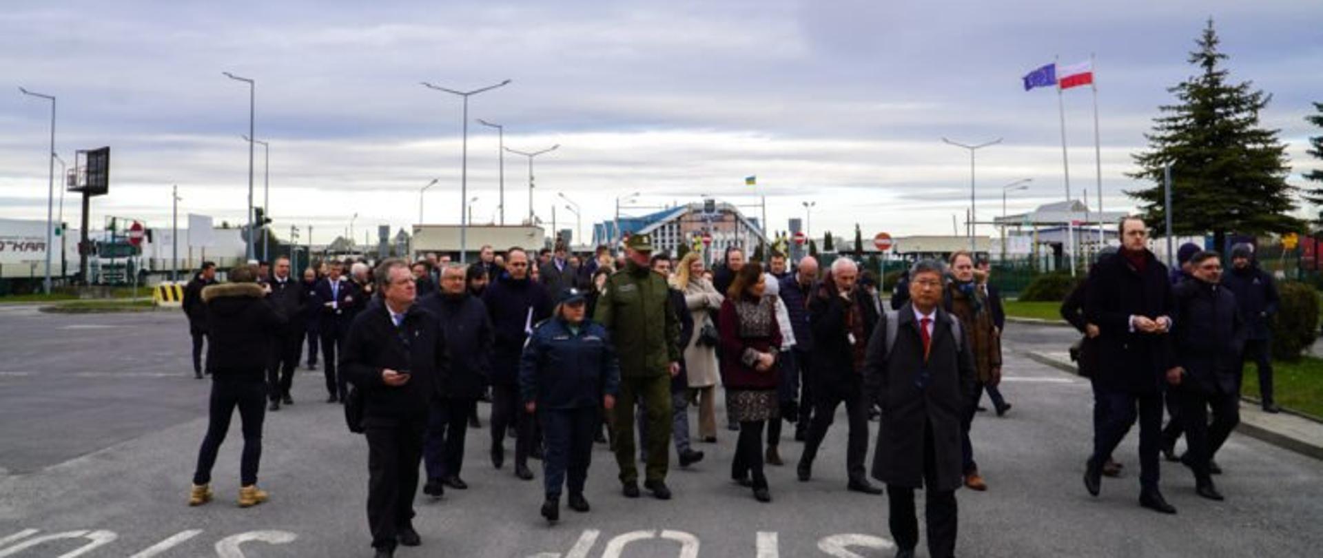 Uczestnicy „Dialogu Wysokiego Szczebla dla Ukrainy” podczas wizyty na przejściu granicznym w Korczowej
