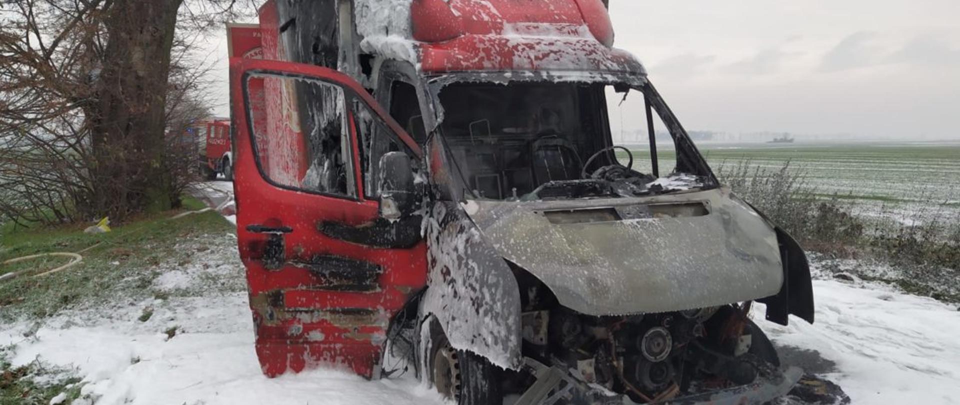 Zdjęcie przedstawia samochód dostawczy, który uległ spaleniu w dniu 3 grudnia na drodze z Wierzbnika do Kolnicy.