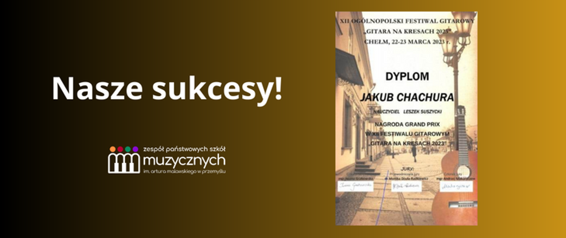 Na miodowo brązowym tle z lewej strony znajduje się napis "Nasze sukcesy" oraz logo szkoły. Po prawej znajduje się zdjęcie dyplomu dla Jakuba Chachury.