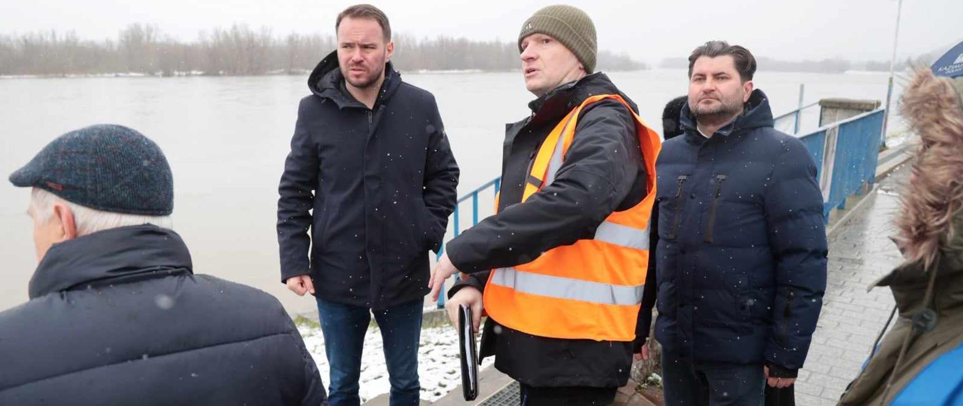 Sprawdzenie stanu wałów i magazynów przeciwpowodziowych. Wizyta wojewody lubelskiego