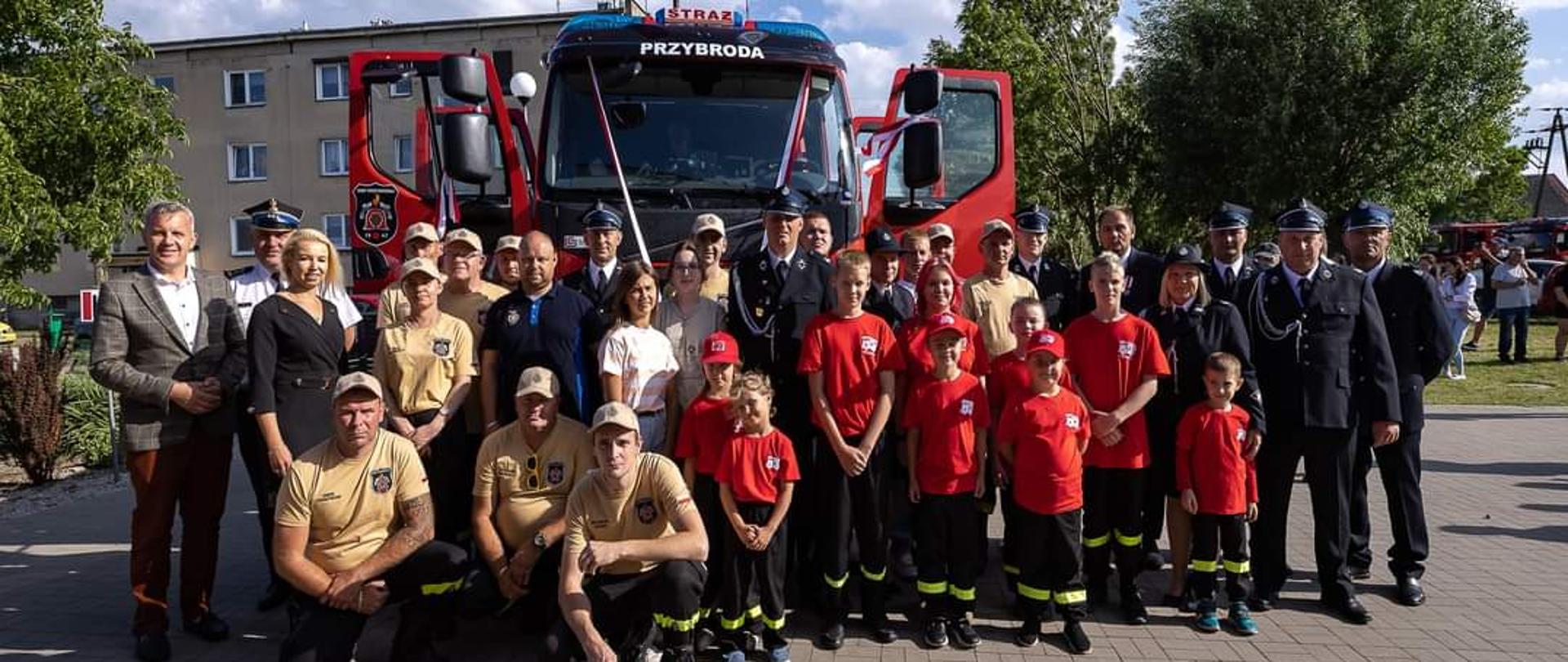  Zdjęcie grupowe przy pojeździe