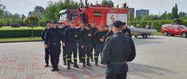 Zbiórka funkcjonariuszy Państwowej Straży Pożarnej przed przystąpieniem do ćwiczenia ratowniczego.