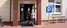 Strażacy z OSP Grzybowa Góra dowożą starsze osoby na szczepienie przeciw COVID-19
