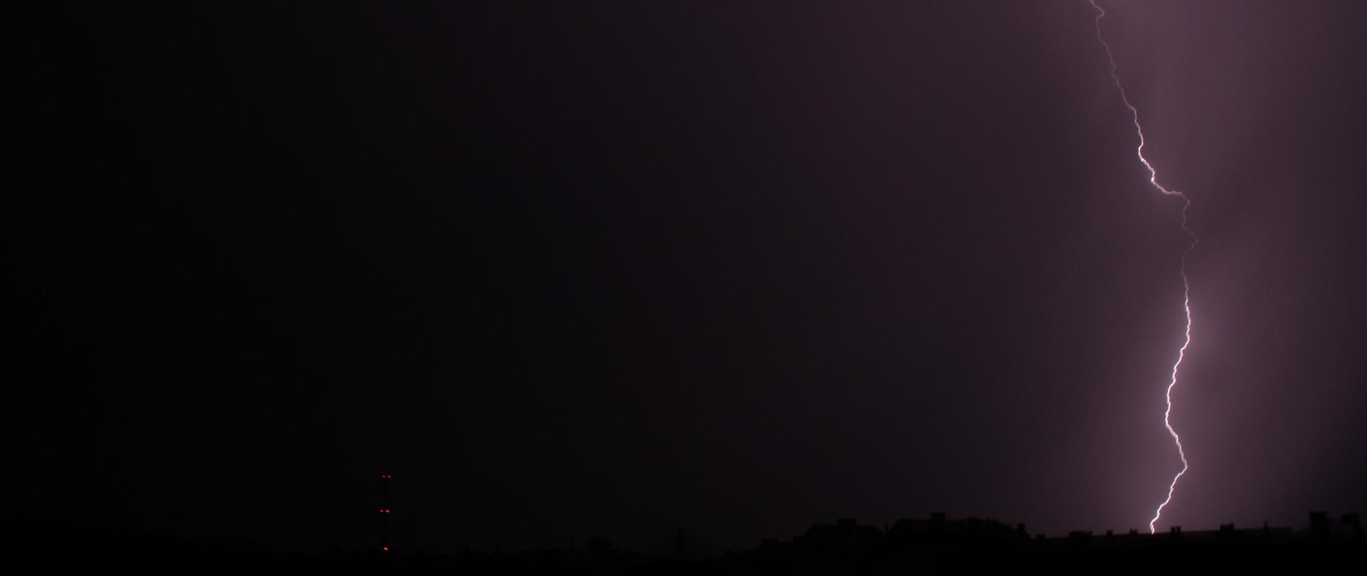 Zdjęcie przedstawia uderzenie pioruna