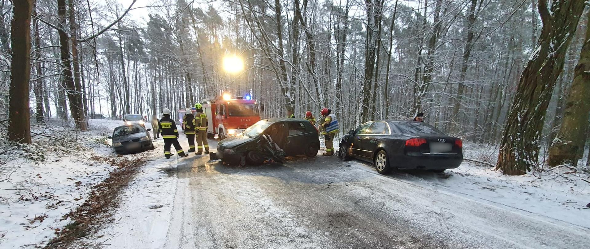 widoczne miejsce zdarzenia uszkodzone pojazdy oraz służby działające na miejscu.