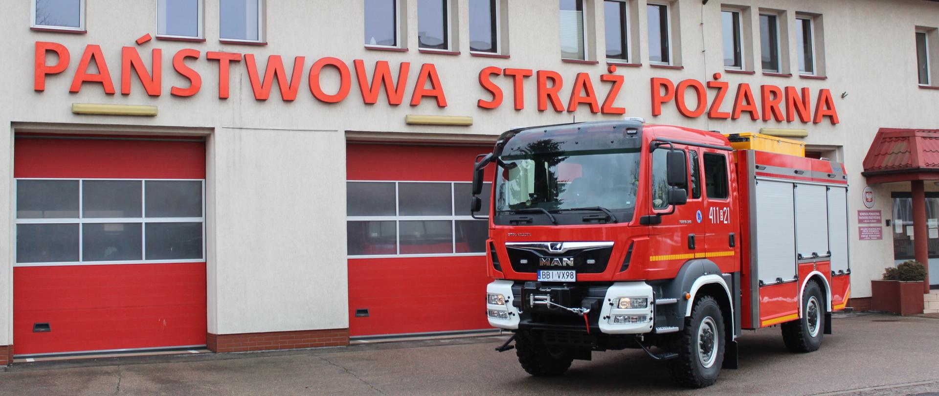 Zdjęcie przedstawia nowy samochód ratowniczo-gaśniczy w JRG W Bielsku Podlaskim na tle budynku komendy 