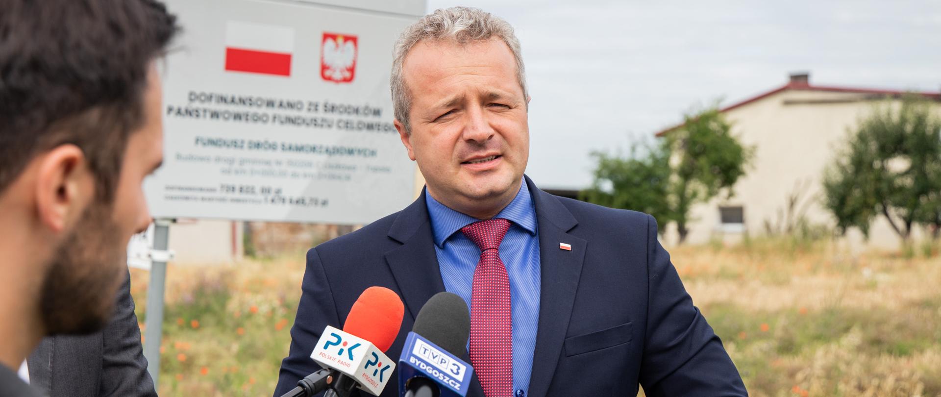 Jeden mężczyzna wypowiadający się do mikrofonów