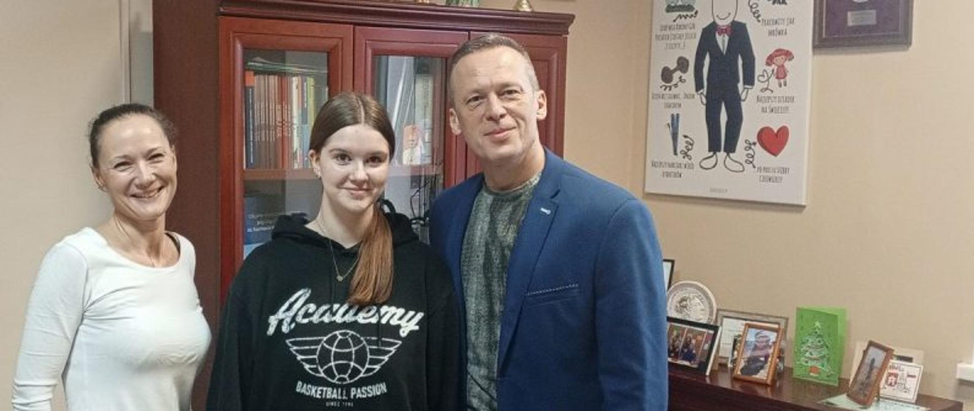 Dyrektor, nauczycielka i uczennica