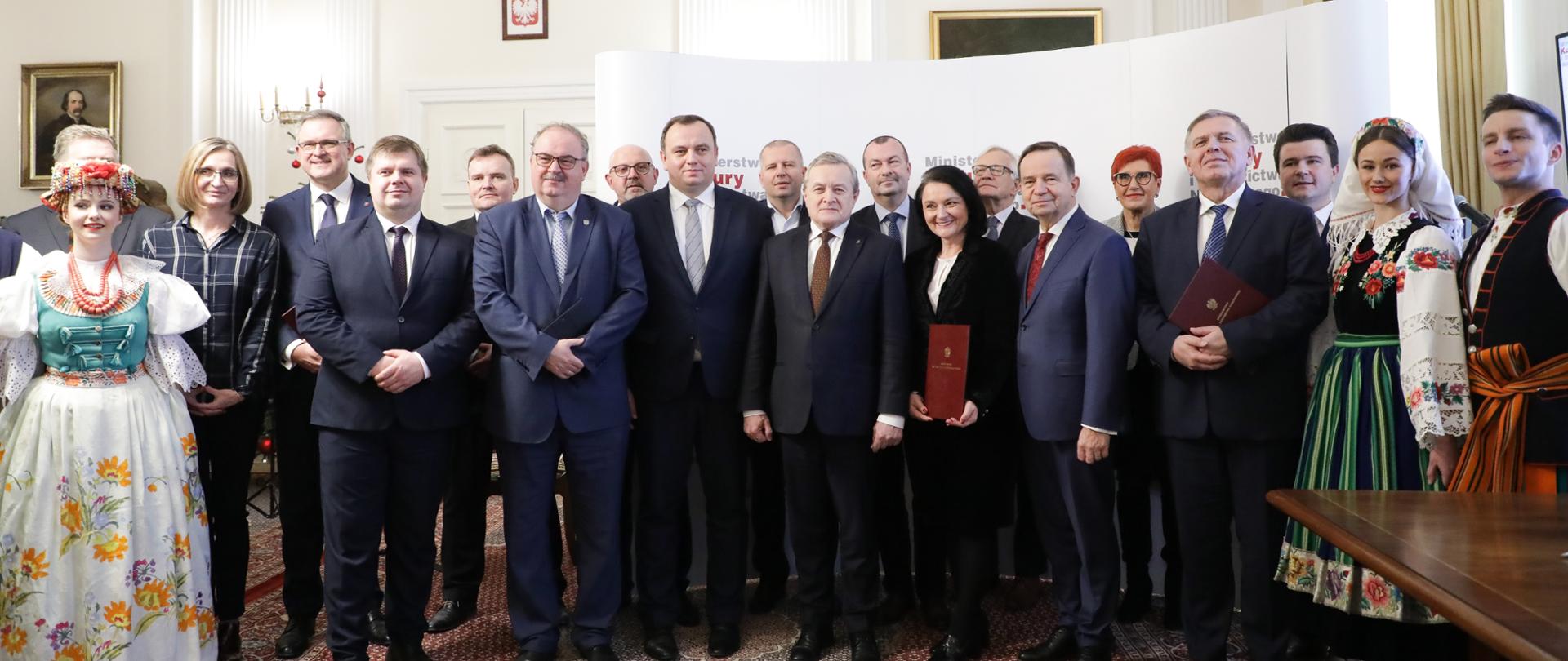 Filharmonia Podkarpacka w Rzeszowie, Centrum Paderewskiego w Kąśnej-Dolnej, Zespół Pieśni i Tańca „Śląsk” w Koszęcinie, Państwowy Zespół Ludowy Pieśni i Tańca „Mazowsze” w Karolinie, Teatr Polski im. Arnolda Szyfmana w Warszawie oraz Filharmonia w Szczecinie będą nadal współprowadzone przez Ministerstwo Kultury i Dziedzictwa Narodowego, fot. Danuta Matloch