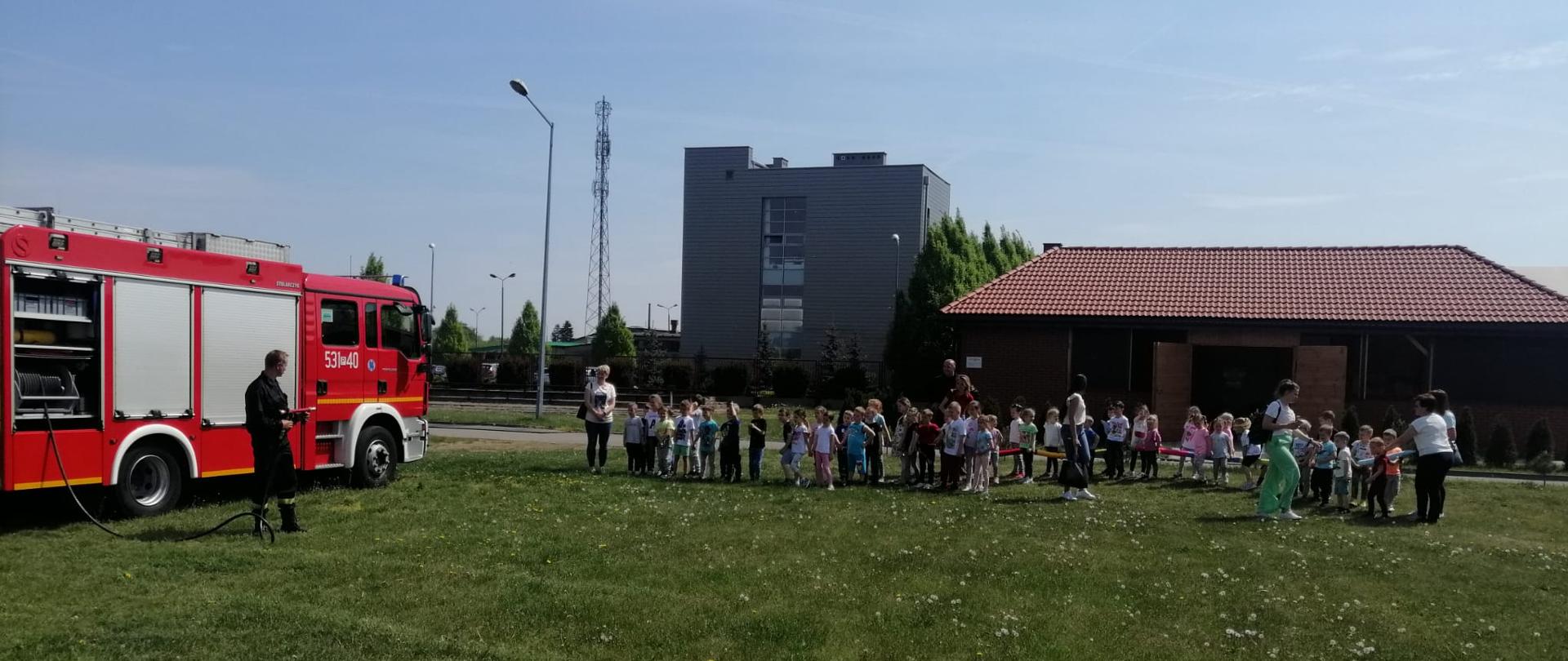 Młodzież szkolna z opiekunami podczas szkolenia w wiacie edukacyjno-szkoleniowej.