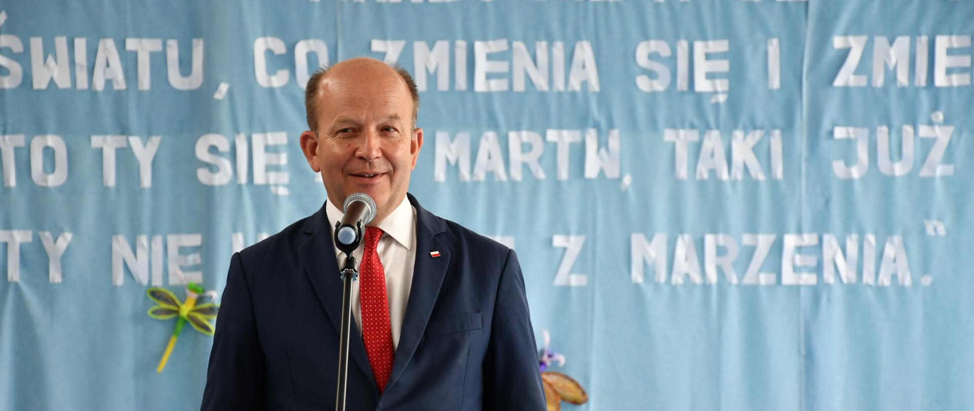 Wojewoda Mazowiecki przemawia podczas zakończenia roku szkolnego w szkole w Zegrzu