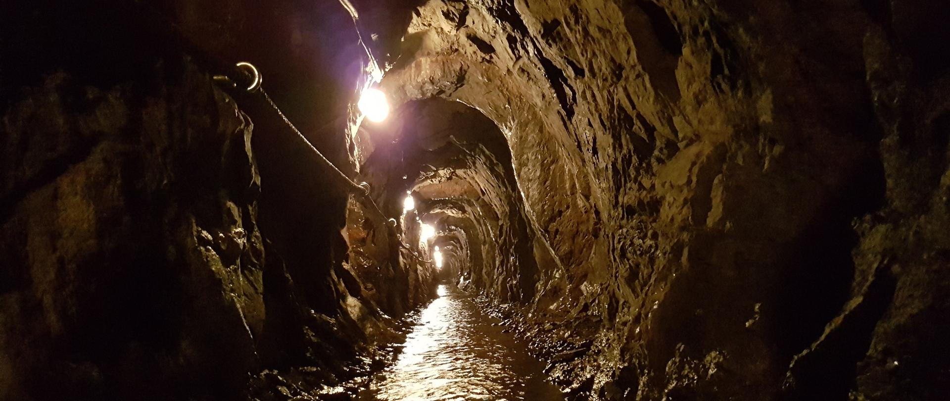 Zdjęcie przedstawia tunel w kopalni węgla oświetlony
