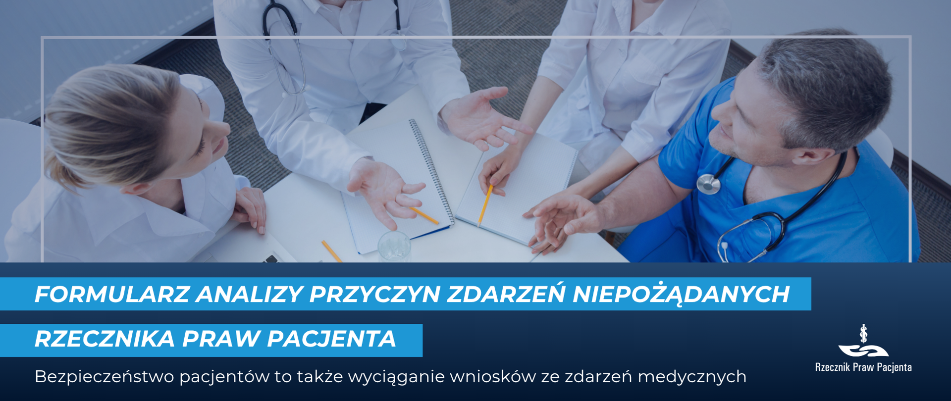 Zdjęcie przedstawia grupę czterech lekarzy siedzących przy stole, na którym lezą długopisy i notesy. Lekarze są w trakcie rozmowy. Pod zdjęciem napis Formularz analizy zdarzeń niepożądanych Rzecznika Praw Pacjenta. Bezpieczeństwo pacjentów to także wyciąganie wniosków ze zdarzeń medycznych. 